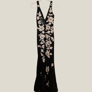 NWT AVERY G Floral Embroidered Lace Gown  - Size 4